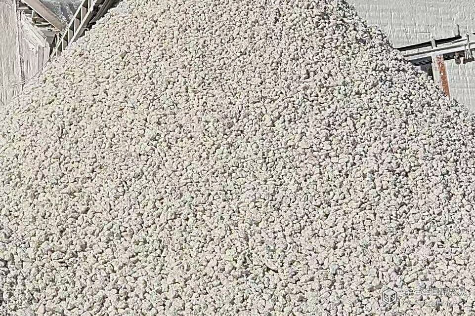 碳酸钙堆料场内堆放的块状矿石